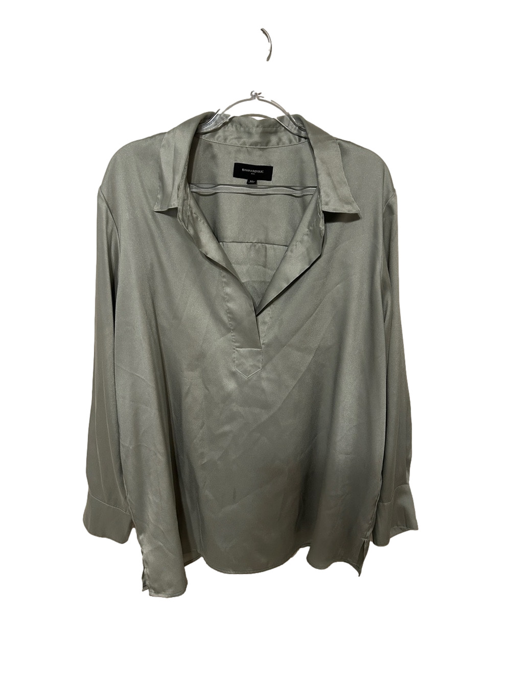 👒Banana Republic Silky Sage Green V-Neck Blouse size XL GUC